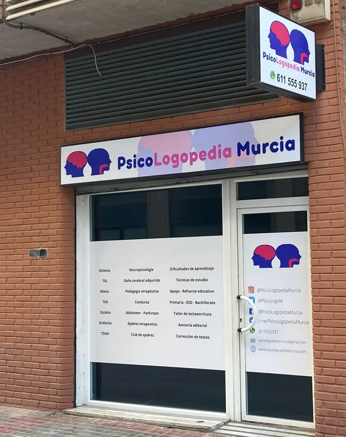 Fachada y entrada de PsicoLogopedia Murcia