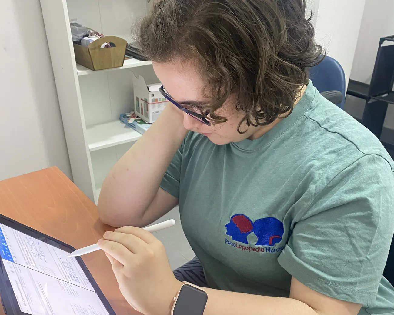 Profesional de PsicoLogopedia Murcia durante una sesión